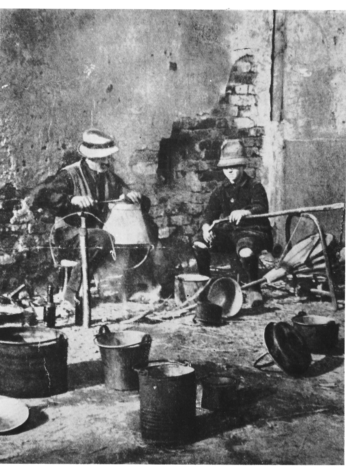 I magnin di Ribordone Domenico Giuseppe Cresto Ferrino (1879) con il nipote Albino Oberta Paget, dodicenne, mentre sono al lavoro ad Angera, in provincia di Varese. La fotografia, pubblicata sulla «Gazzetta del Popolo» di Torino nel 1919 per commentare i mestieri itineranti del Piemonte, è stata ripresa nel libro I magnin delle Valli Orco e Soana, di Angelo Paviolo, 1991.