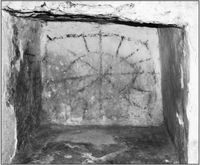 la piccola nicchia celata nel muro absidale al cui interno è raffigurato un particolare pittogramma: una doppia ruota raggiata in ocra rossa, dai particolari valori simbolici.