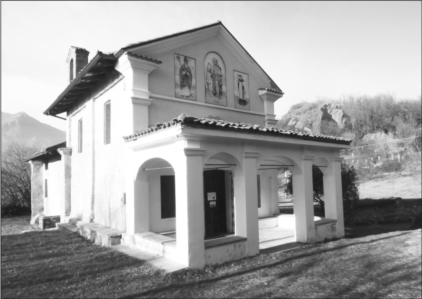 La chiesa di San Rocco, ampliata nel Seicento e corredata da un porticato esterno ottocentesco. È rimasta a lungo in totale abbandono sino a che nel 1997 è stata recuperata dall’Associazione Alpini de