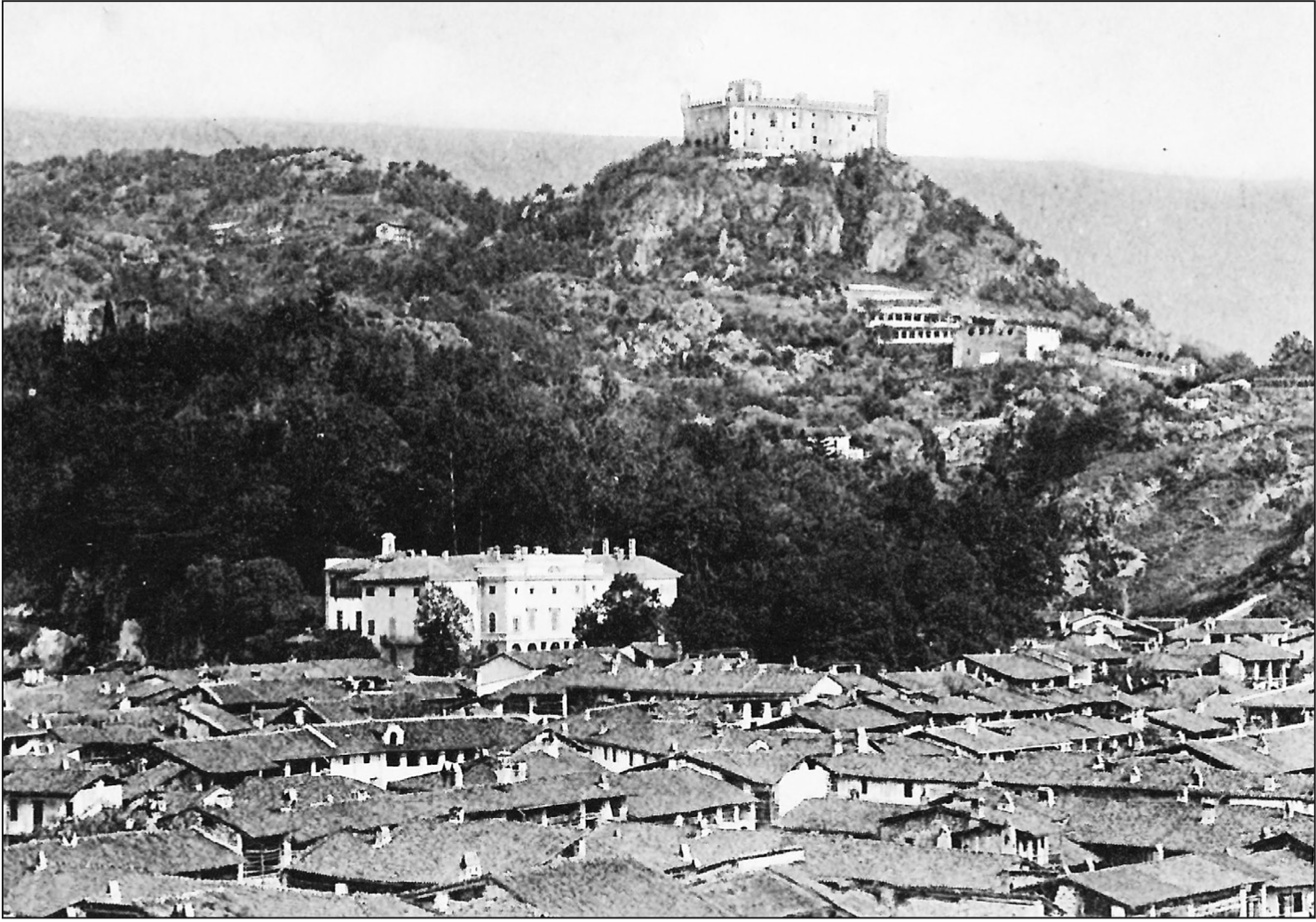 Bella immagine d’epoca di Montalto Dora, con il castello medievale sul monte Crovero e Villa Casana che troneggia sui tetti del paese. La chiesa di San Rocco si trova fuori dall’abitato, sulla strada che porta al lago Pistono.