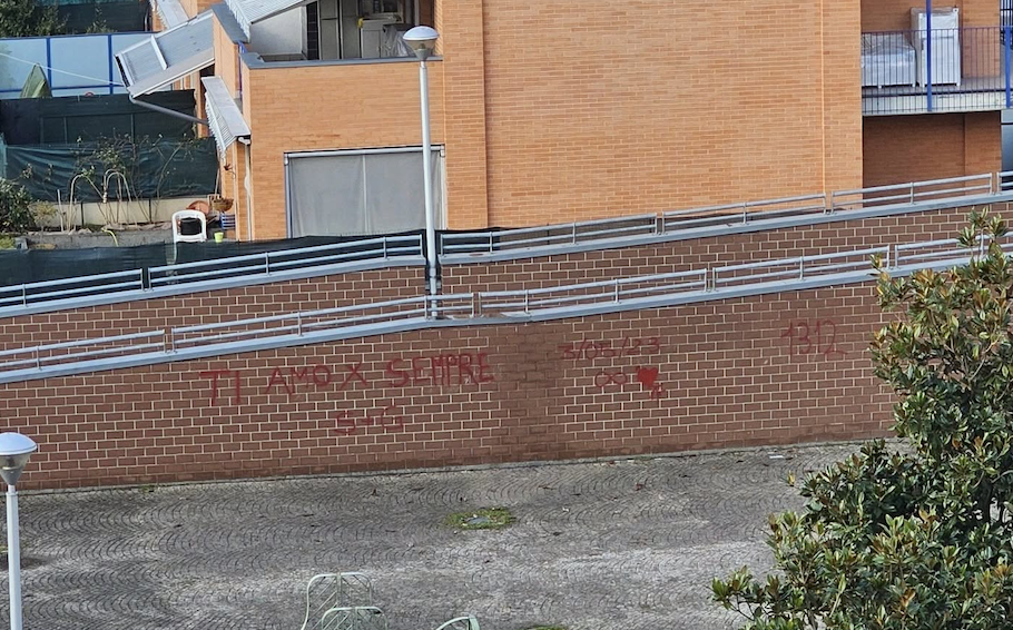 la scritta sul muro
