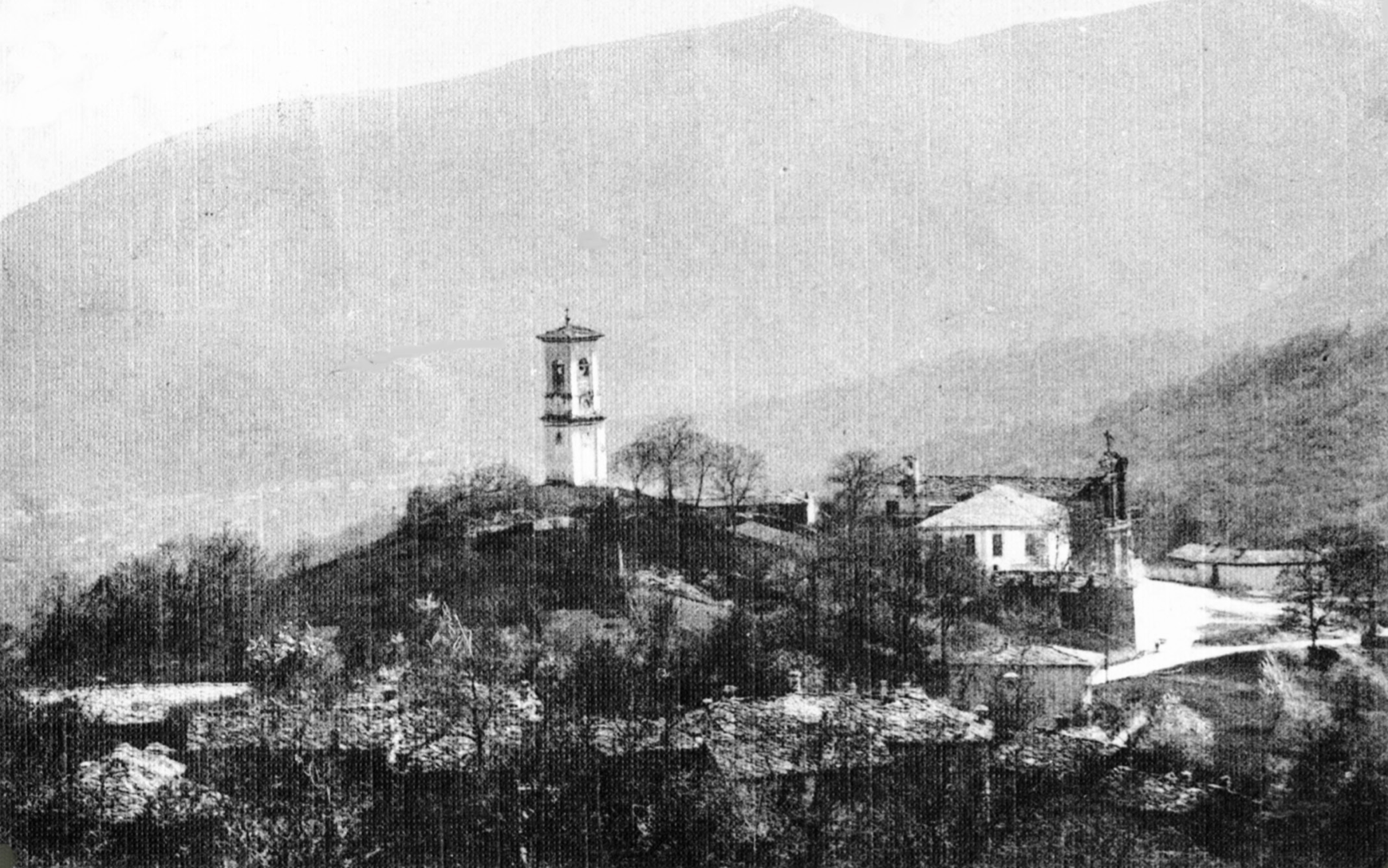 La chiesa parrocchiale di San Nicolao e il campanile un poco discosto in una vecchia cartolina di Coassolo (archivio Claudio Santacroce).