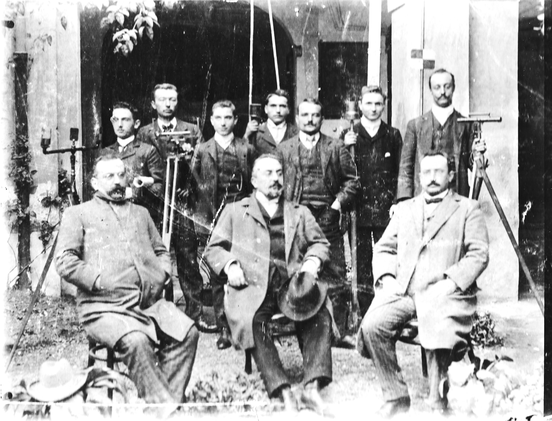 Una bella foto d'epoca con i licenziati e gli insegnanti dell'anno 1905.