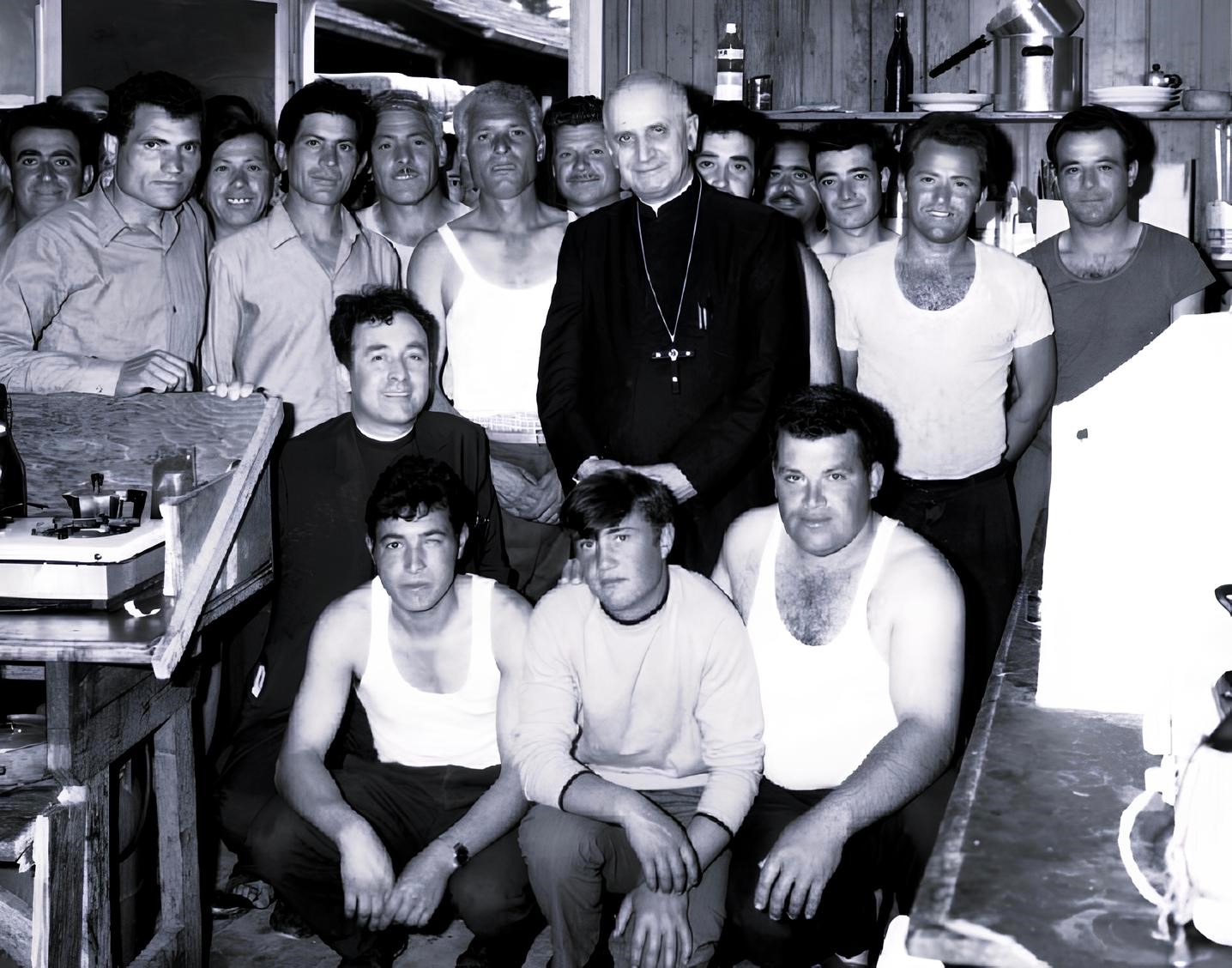 Il cardinale Michele Pellegrino fra gli operai