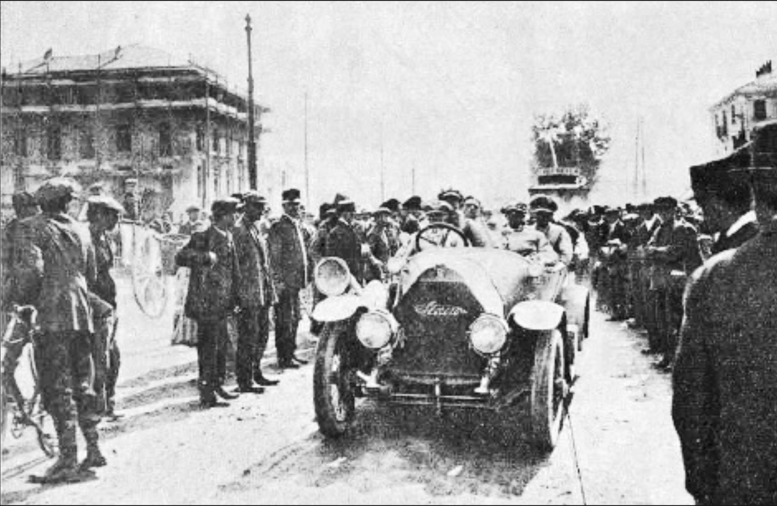 La vettura della Storero progettata e costruita a Chivasso dalla Scacchi all&rsquo;arrivo del Criterium di Vercelli (1913).