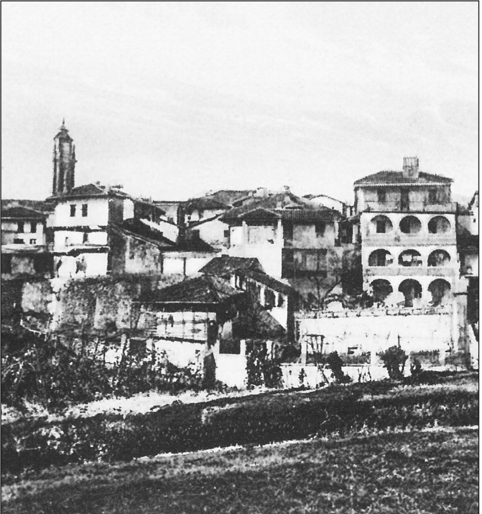 Panorama di Agliè in una vecchia cartolina: l’abitato è ripreso dai prati che costeggiano la strada per Cuceglio. La famiglia di Michela era di origini alladiesi (collezione Bruno Bellino).