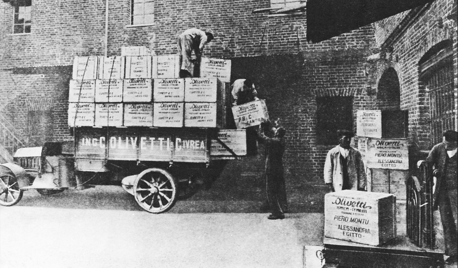 Fabbrica ICO (Ingegner Camillo Olivetti), spedizione prodotti negli anni ’20. Sulle scatole a destra si legge il luogo di destinazione: Alessandria Egitto. Da Immagini del lavoro e della vita aziendale, Fondazione Adriano Olivetti e Archivio Storico del Gruppo Olivetti, Ivrea 1996.