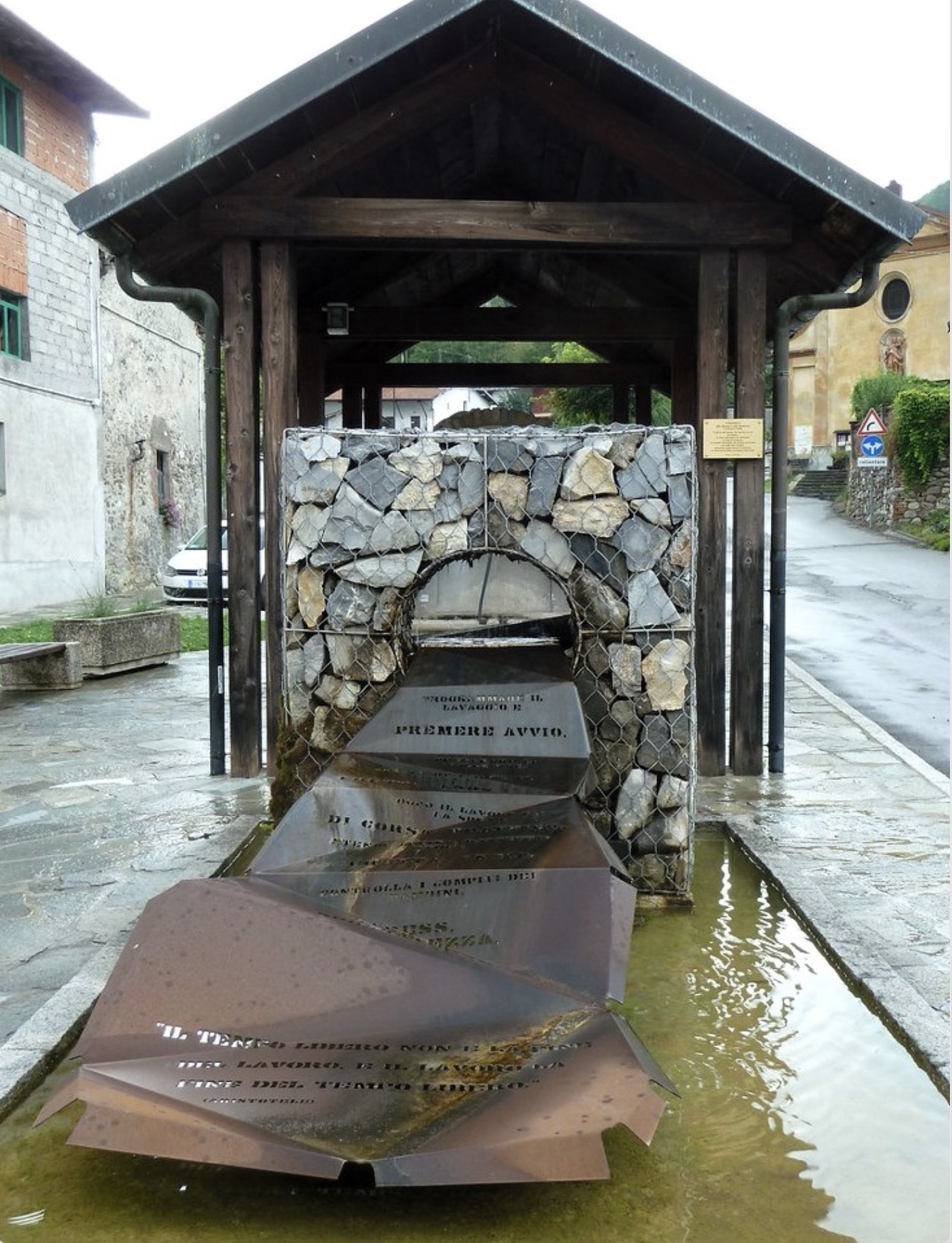 Il monumento alla lavatrice nella piazza di Moiola