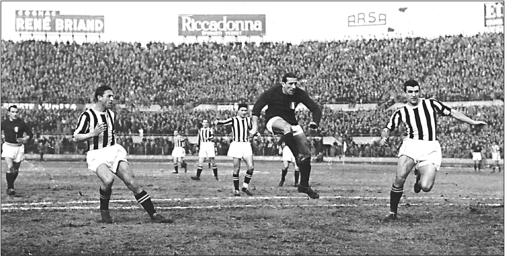 Una delle tante dispute tra Torino e Juventus. Guglielmo Gabetto, giocatore originario di Borgata Aurora, ha appena scoccato un tiro. Dal volto preoccupato di Rava, a sinistra, si direbbe gol (foto tratta da Grande Torino per sempre! di Franco Ossola, Editrice Il Punto, Torino 1998).