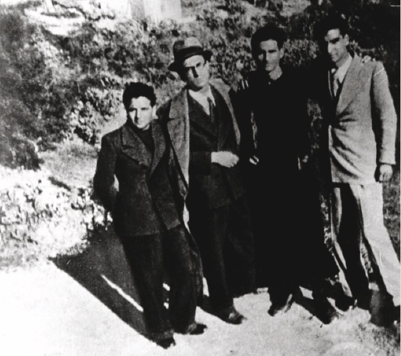Cesare Pavese (il secondo da sinistra) a Brancaleone Calabro