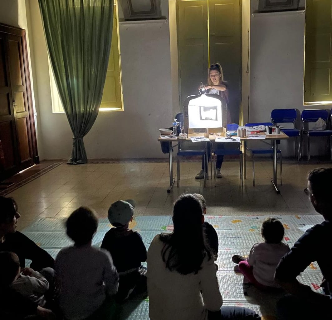 Maestra Enrica durante la lettura del libro