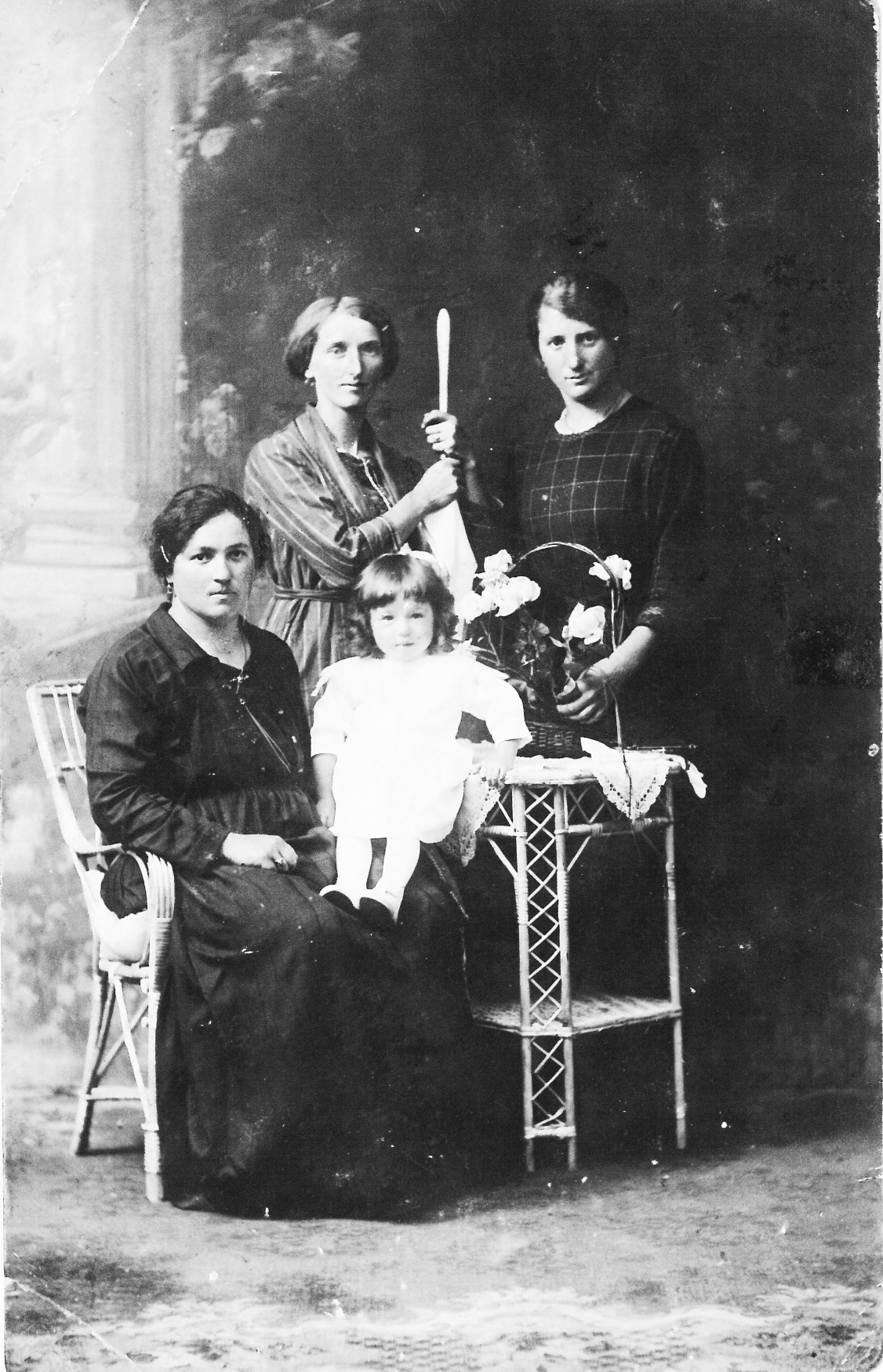 Anno 1921. Maddalena tiene in braccio la piccola figlia Caterina. Dietro, le sorelle Cecilia e Barberina.