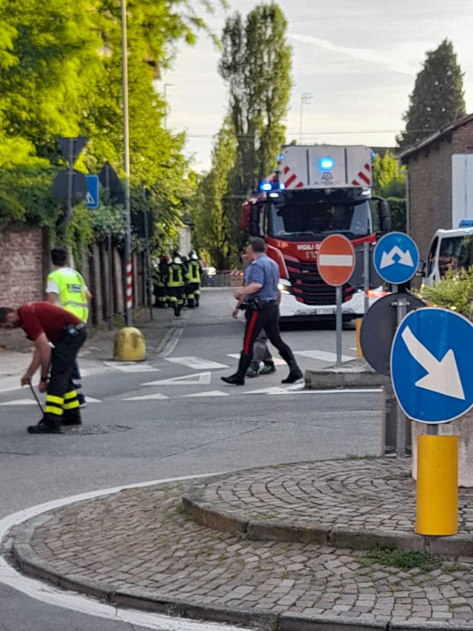 vigili impegnati a spegnere l'incendio