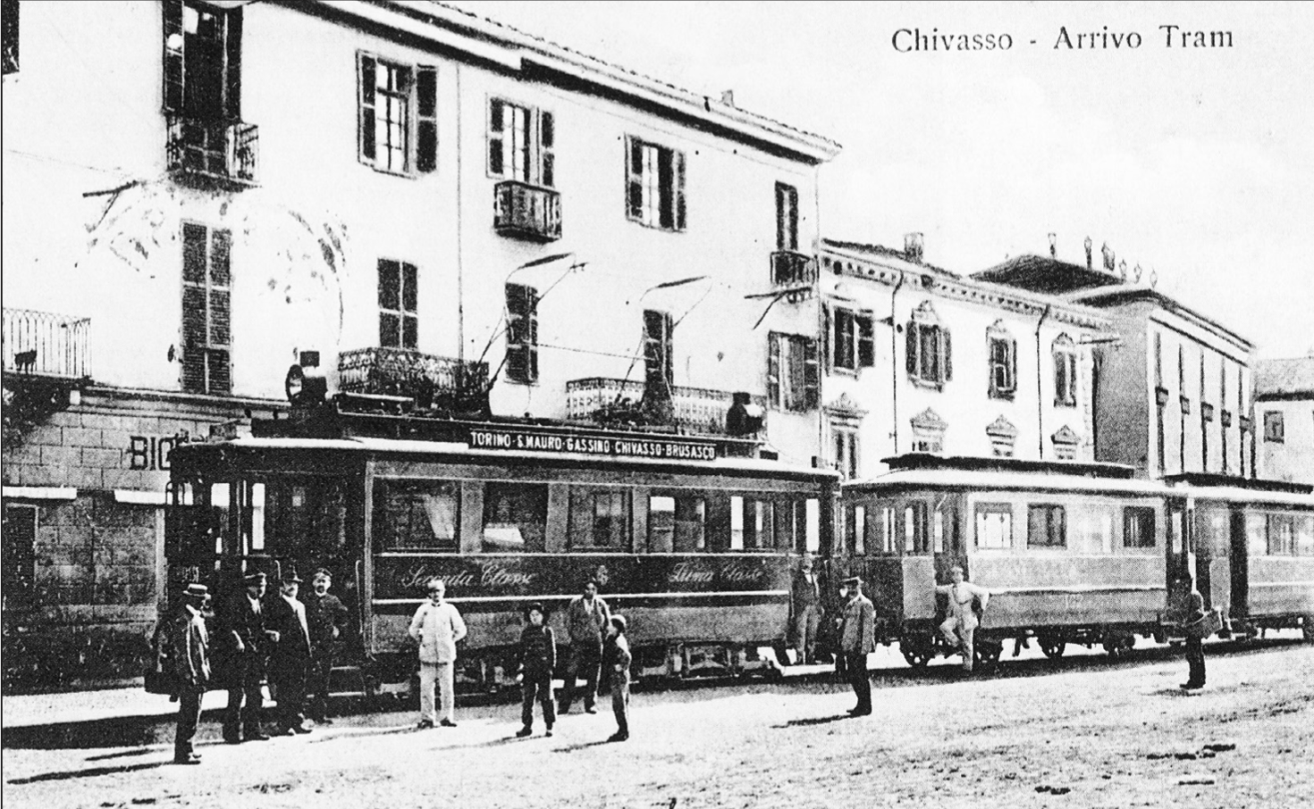 Chivasso, 1908, anno dell&rsquo;elettrificazione della linea. Convoglio in sosta nell&rsquo;attuale piazza della Repubblica.