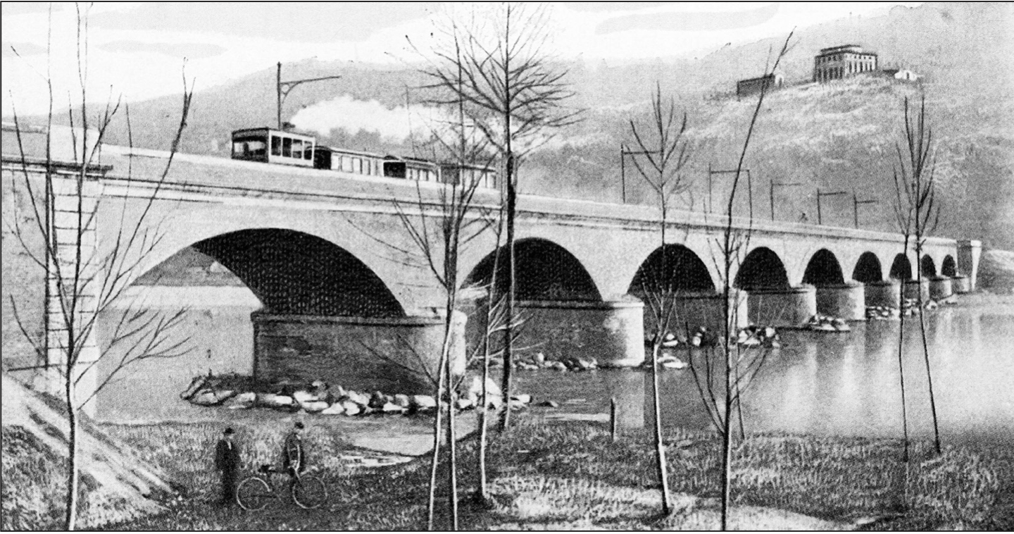 Convoglio merci diretto a Chivasso mentre attraversa il ponte sul Po. Sulla collina si scorge la villa della famiglia Ceriana