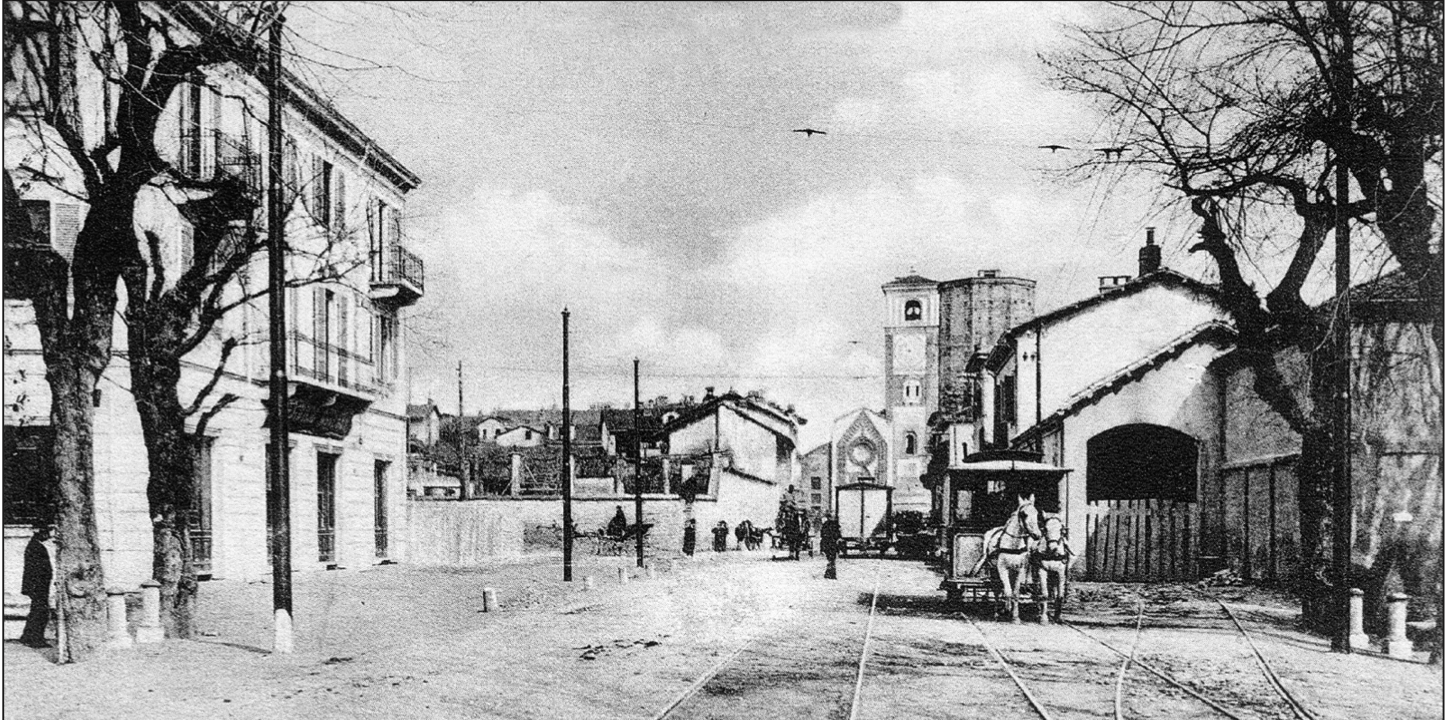 Chivasso, via Po. Primi anni del Novecento. Una coppia di cavalli sta trainando sui binari una vettura. I cavalli erano impiegati per brevi spostamenti di vetture e carri merci in stazione