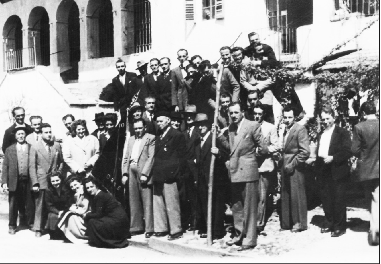 Occasione di festa, nel primo dopoguerra, davanti al gioco delle bocce della Società.