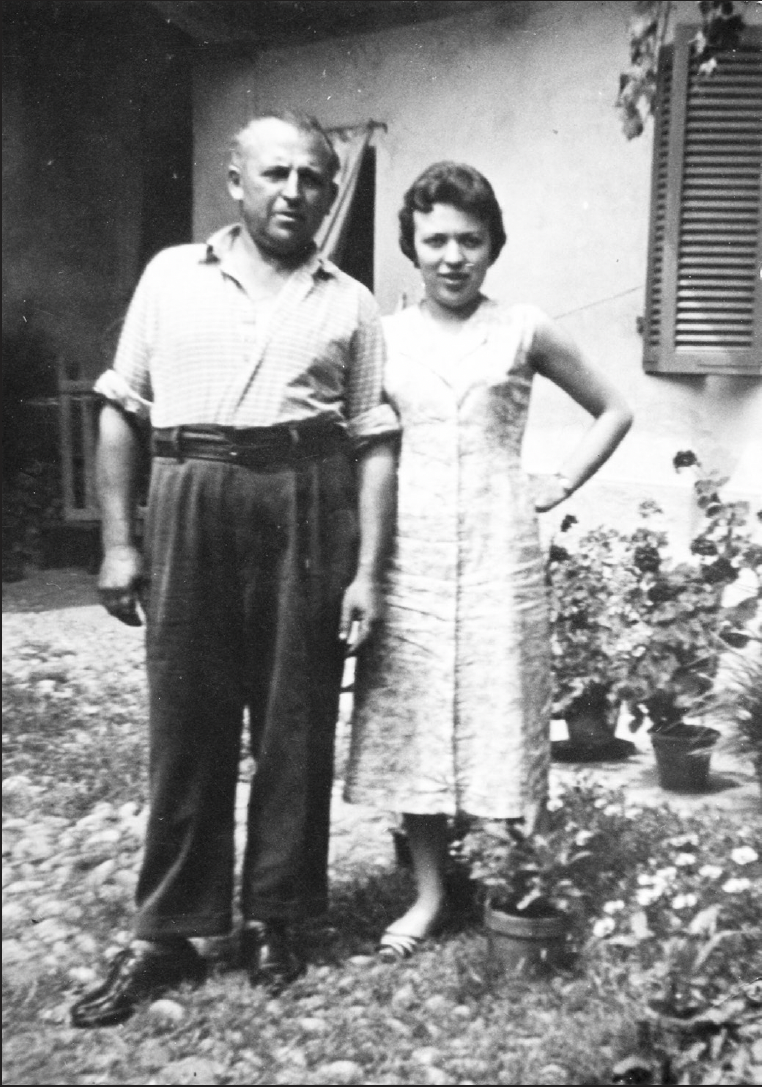 Seconda metà anni Cinquanta. Naldo e la figlia Elsa sull'uscio di casa a Lombardore