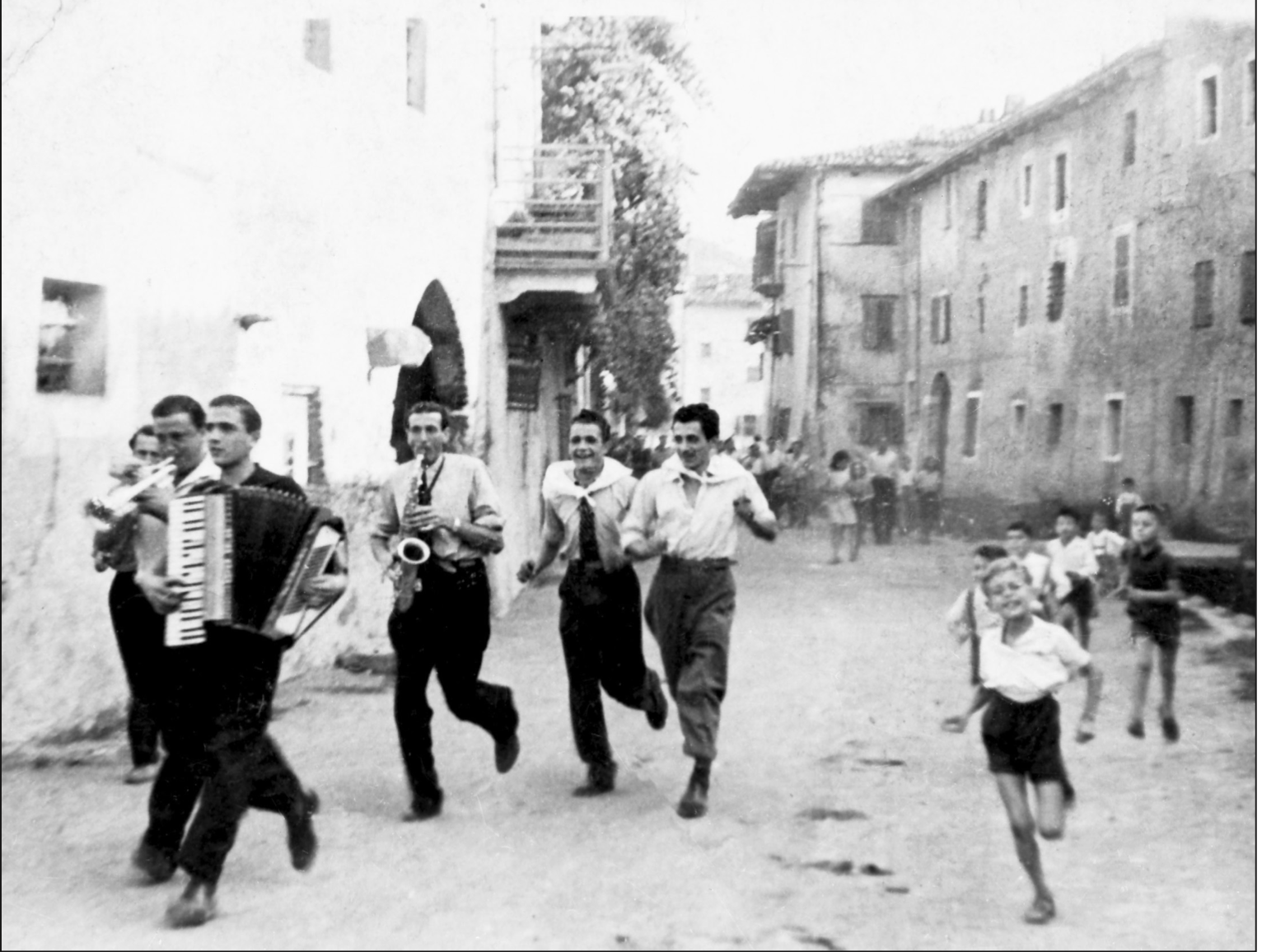 Montalto Dora, immediato dopoguerra. I Coscrit esprimono la loro gioia correndo per le vie del paese.