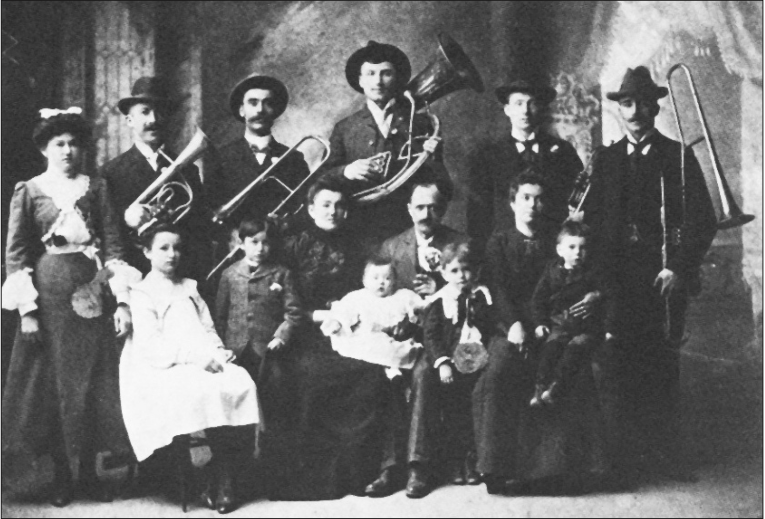 Stati Uniti d'America, 1900 circa. Al centro, con il basso a tracolla, Romeo Barasa di Quassolo; alla sua sinistra il fratello Ercole, famoso trombettista.