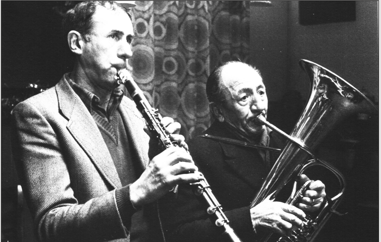 Brosso, aprile 1979. Renato Battistino al clarinetto e Isidoro Battistino detto Barba Mineur al genis (foto G. Torra).