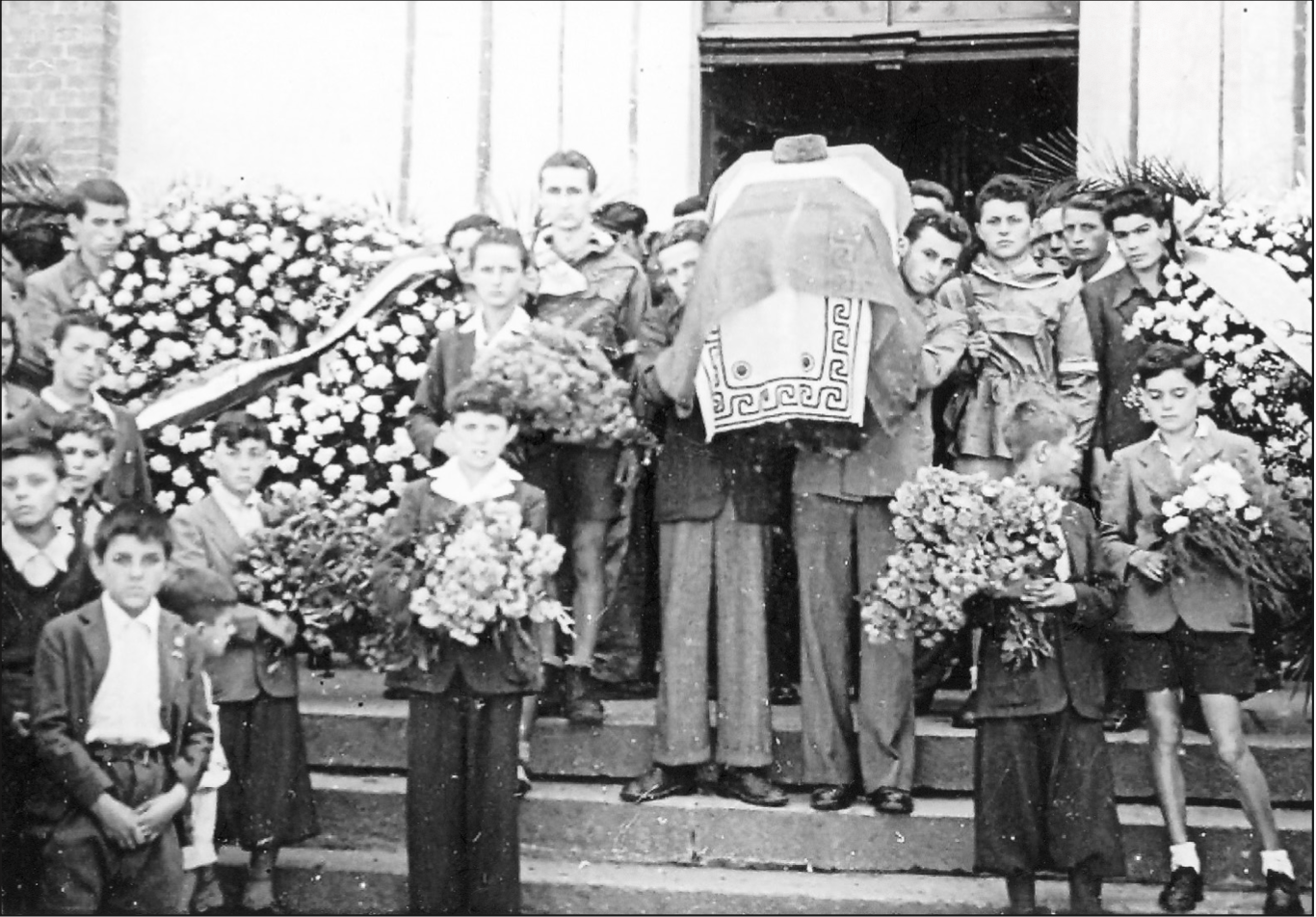 L'autore fa riferimento a due documenti ufficiali firmati dal comandante della Divisione Decima Mas. Junio Valerio Borghese, comandante della Decima Mas. Il primo documento è un Ordine del giorno inviato a tutti i comandi dei battaglioni datato 4 settembre 1944: «Il guardiamarina Oneto Gaetano di Battista, nato a Sampierdarena il 28/10/1913, riconosciuto colpevole dei seguenti reati: 1) diserzione, 2) sobillazione alla diser- zione, 3) intelligenza con il nemico, 4) furto di armi, è stato condannato alla fucilazione alla schiena previa de- gradazione. La sentenza è stata eseguita stamane alle ore 10,30...». Il secondo documento indirizzato al Sottosegretario di Stato per la Marina e datato 8 settembre 1944 così riporta: «L’8 luglio u.s. il tenente Oneto disertava dal battaglione Sagittario di stanza ad Agliè (Ivrea) con 10 uomini ar- mati e passava ai banditi (..) In successivi accertamenti risultava che l’Oneto si era appropriato, prima della fuga, di una somma di denaro destinato alla paga del personale da lui dipendente e aveva fatto commercio, a suo perso- nale vantaggio, di materiale appartenente all’amministra- zione militare. La sentenza previa degradazione è stata eseguita in ter- reno neutro da un picchetto di 6 uomini della X e 6 bandi- ti al comando del T.V. Montanari, in presenza di una rap- presentanza di 20 uomini della X e di 20 banditi. Sebbene la fucilazione di un ex ufficiale da parte di un picchetto misto composto come sopra detto presenti caratteristiche non ortodosse, si ritiene che il provvedimento sia stato salutare anche ai fini delle conclusioni che ne potranno trarre coloro, che per avventura, avessero in animo di di- sertare le file repubblicane per passare ai banditi».