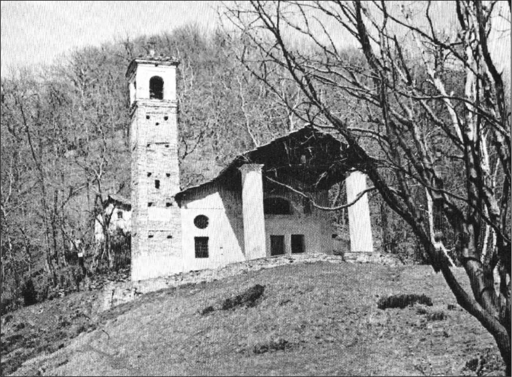 La Cappella del Giardino (m 1059) eretta in onore della Vergine e di Santa Elisabetta, nei boschi Mezzenile.