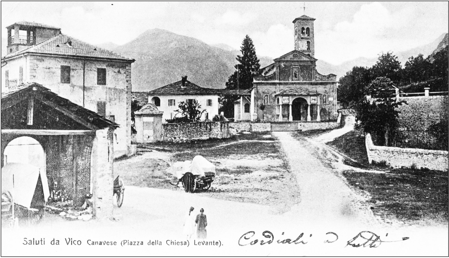 Una cartolina d’epoca di Vico, con la piazza della chiesa e la parrocchiale sullo sfondo. In distanza, le vette dell’alta val Chiusella. «I panorami sono superbi e i villaggi nei dintorni molto pittoreschi» (collezione Carlo Molinaro).