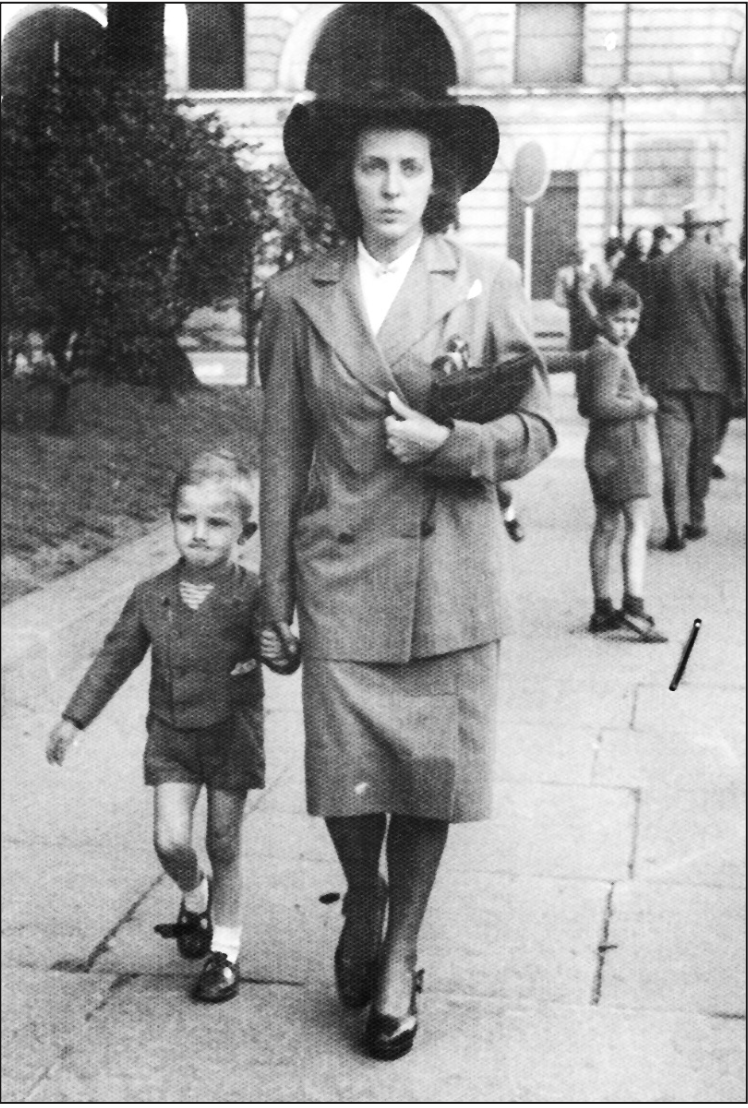 Giuseppe Cantello, un poco imbarazzato, a spasso per le vie di Torino con la figlia dei signori Karaus.
