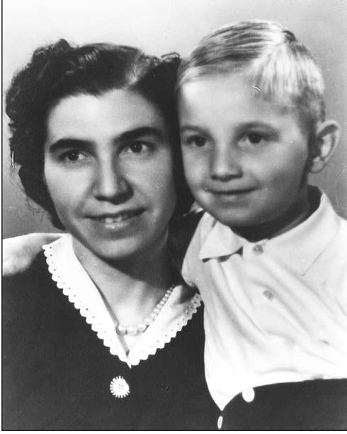 Cesarina Nigra con il figlio Giuseppe Cantello.