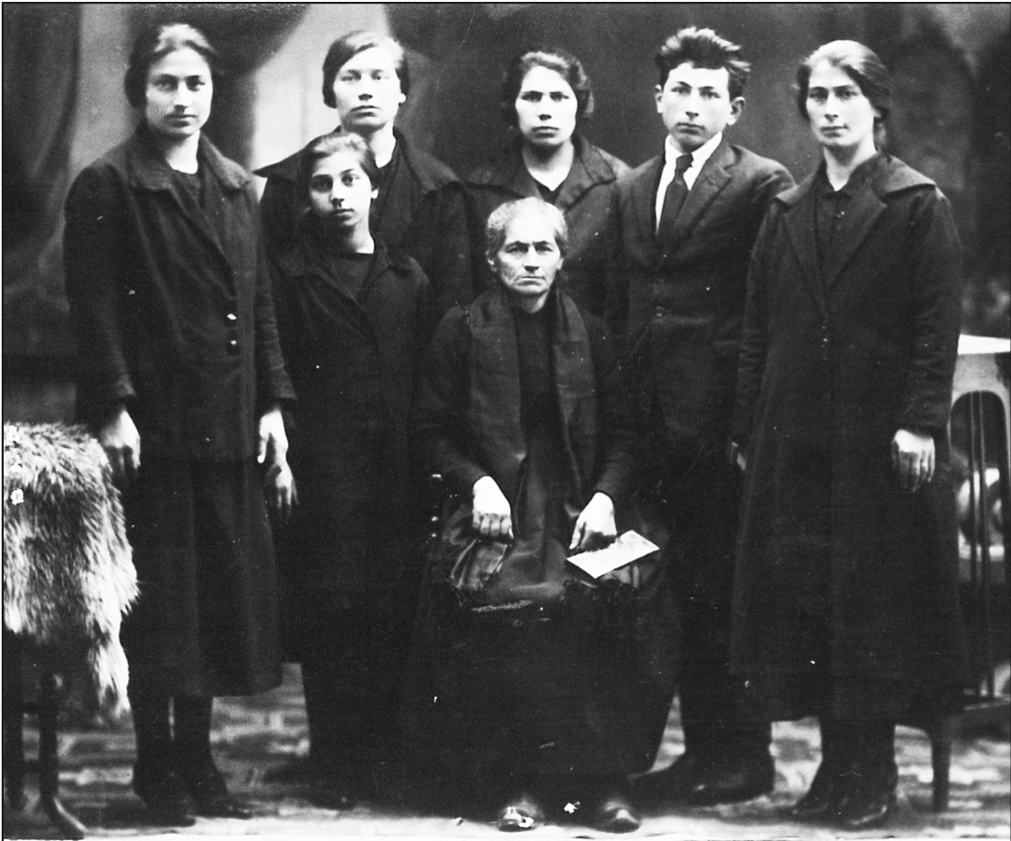 La famiglia Nigra: cinque sorelle e un fratello fanno da corona a Domenica Foglia vedova Nigra, detta granda Nota al centro seduta. Maria Nigra è la prima a destra.