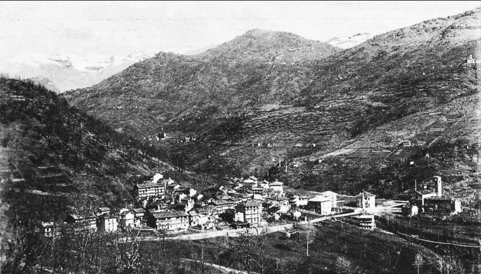 Cartolina panoramica della Villa di Traves.