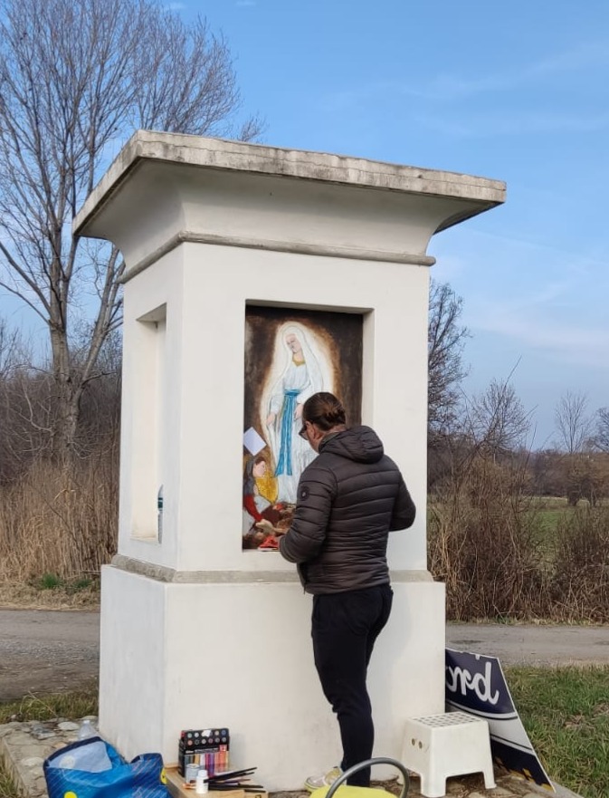Il pittore Marco Paulon durante il restauro