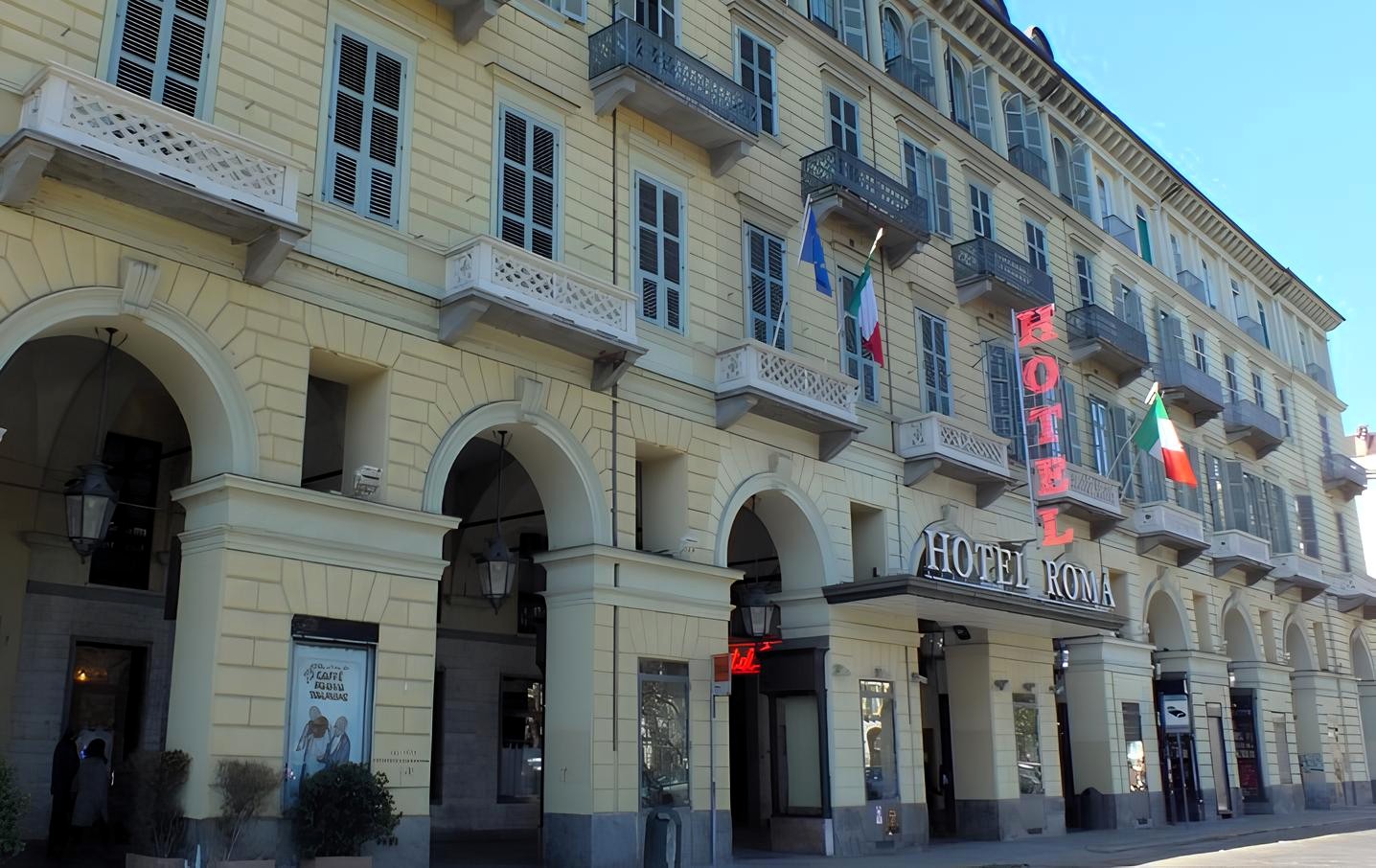Il torinese Albergo Roma come appare oggi. Pavese vi si tolse la vita il 27 agosto di settantacinque anni fa