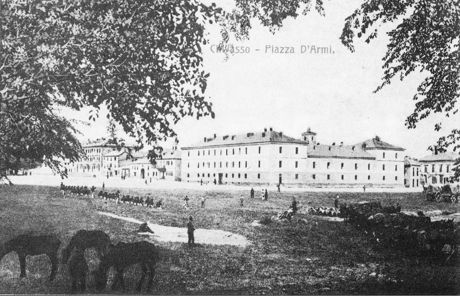 Esercitazioni militari in piazza d'Armi a Chivasso tra fine Ottocento e primi anni del Novecento.