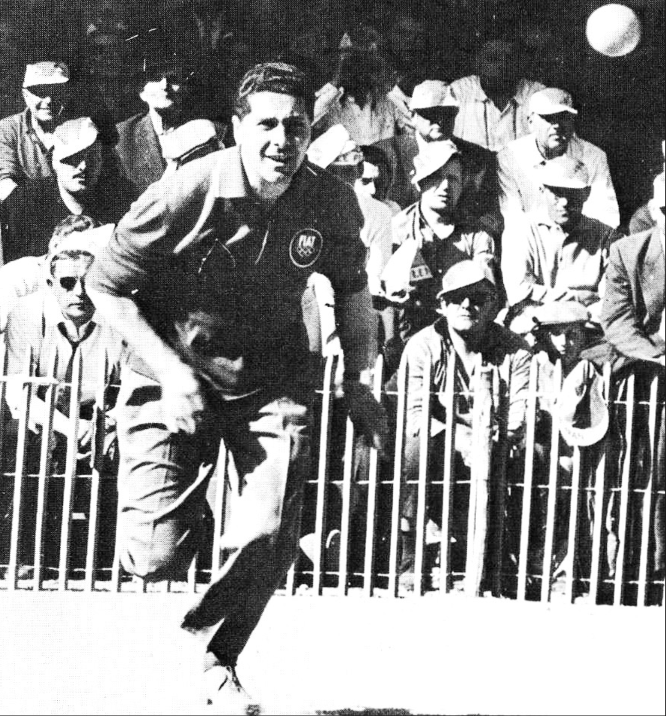 Il grande boccista Umberto Granaglia in azione. Nato a Venaria Reale nel 1931, è stato un «campionissimo»: oltre ai titoli italiani (ben 46) ed europei (12) tra le sue vittorie si contano 13 campionati del mondo, conquistati tra il 1957 e il 1980. Ritiratosi dall’attività agonistica nel 1991, è scomparso nel 2008. È stato un frequentatore della Tola, dando spettacolo con le sue proverbiali bocciate.