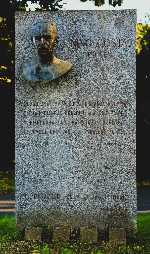 La stele di Nino Costa a Torino, nel parco del Valentino