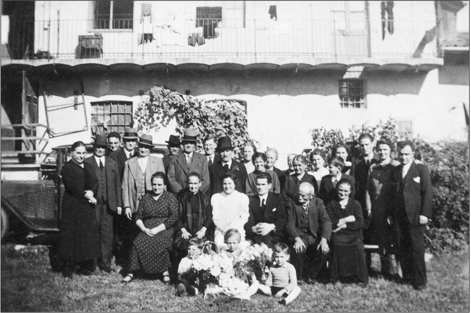 La famiglia Peila verso la metà del Novecento. Domenico Peila, già mugnaio in Rivarolo, acquistò il molino di Gallenca nel 1924. Da allora l’attività – poi passata ai figli Benedetto, Fiorenzo e Giuseppe negli anni Sessanta – si è sempre potenziata.