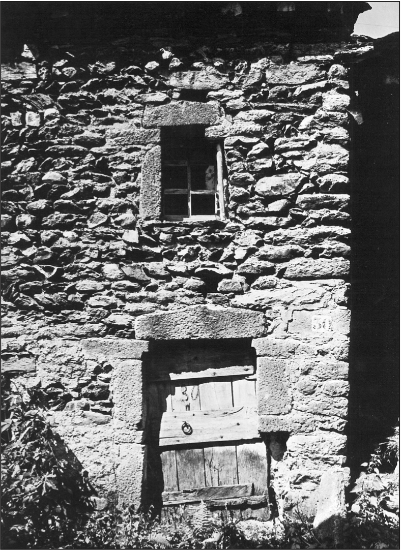 Particolare di un caseggiato medievale visibile a Forno di Lemie: porta d’ingresso e finestra con piedritti e architrave lapidei di splendida fattura (foto tratta da Lungo la Stura di Lanzo di Augusto Cavallari Murat, Istituto bancario San Paolo di Torino, 1972).