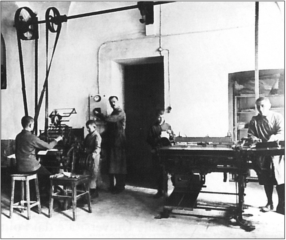 Immagine d’epoca del laboratorio di legatoria all’interno dell’Istituto salesiano.