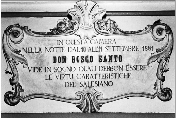 In alto: la lapide commemorativa posta davanti alla cameretta di don Bosco.