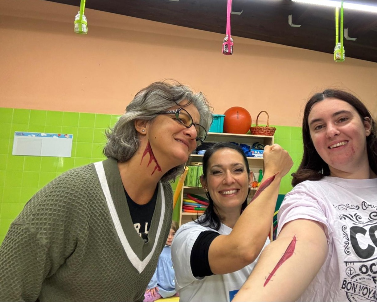 Le insegnanti della scuola di Caselle, con il trucco disegnato da Sabrina Balma per il laboratorio di primo soccorso.