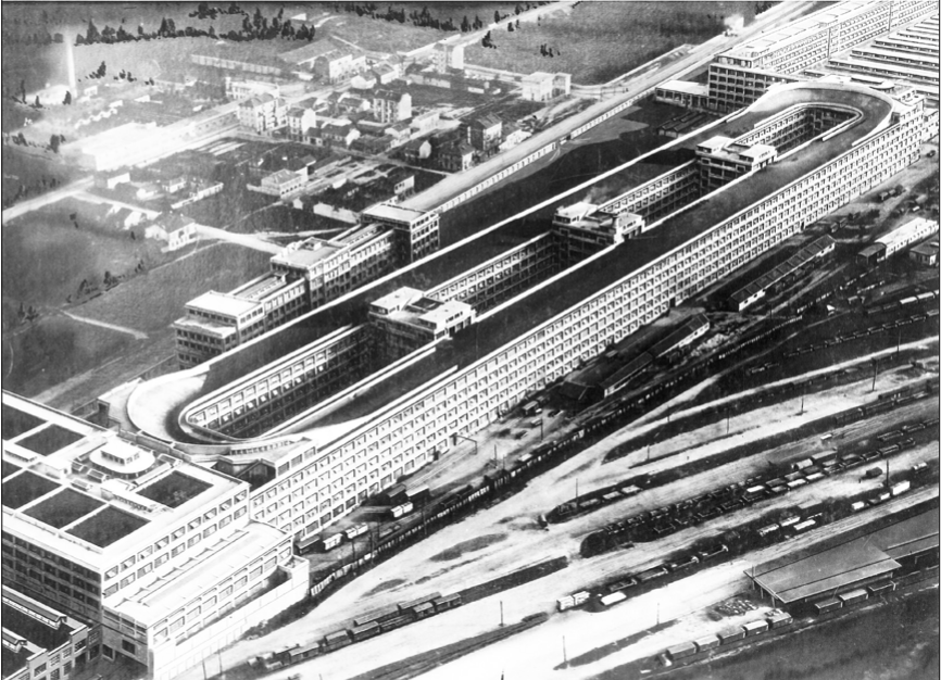 Torino, panoramica dello stabilimento Fiat del Lingotto, progettato dall’ingegner Matté Trucco, risalente all’anno 1925. Ben visibile la pista per la prova dei veicoli posta all’ultimo piano del fabbricato, con le due curve paraboliche situate alle estremità.