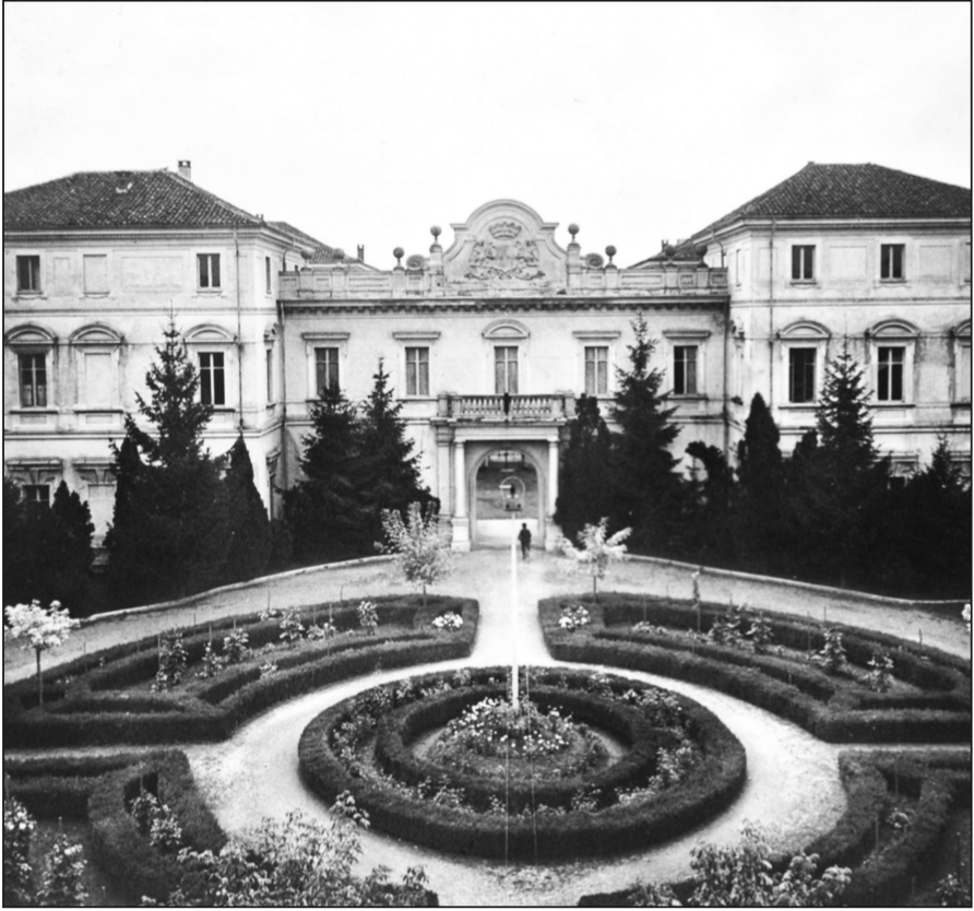 Lo stemma della città di Ciriè, con lo scudo attorniato dai grifoni e sovrastato dalla corona, campeggia sul frontone del palazzo municipale.