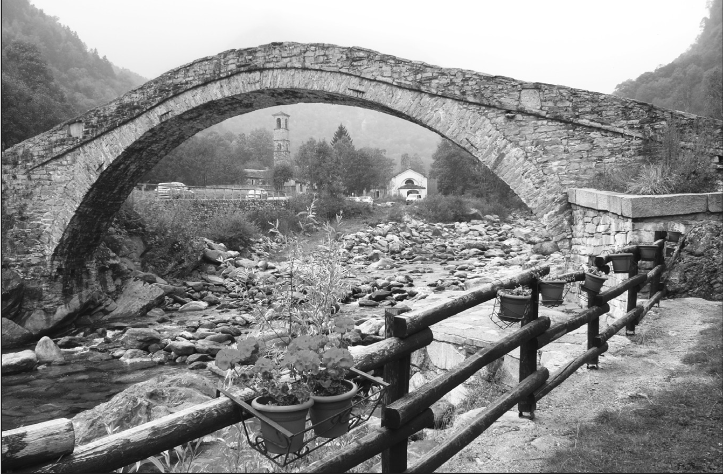 Il ponte in pietra di Fondo, costruito nel 1727. Da qui il sentiero prosegue per Tallorno (m 1222) e per l’alta valle. Attraverso la Bocchetta delle Oche (m 2415), alle pendici del monte Marzo (m 2756), si raggiunge Piamprato in Val Soana, mentre dal Colle degli Orti si raggiungono i Laghetti Gelati nella valle della Legna, già in valle di Champorcher.