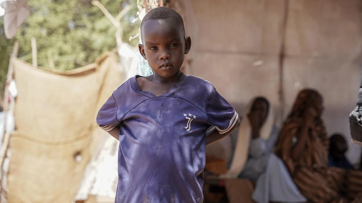 Un bambino al Centro Tambasi per famiglie sfollate di El Fasher, nel Darfur settentrionale. © UNICEF/UNI569486/Zakaria