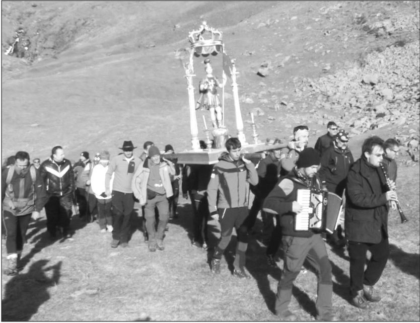La statua di san Besso sui sentieri attorno al santuario. Questa è l’immagine dell’ultima processione, quella del 1° dicembre 2015, in un paesaggio insolitamente senza neve.