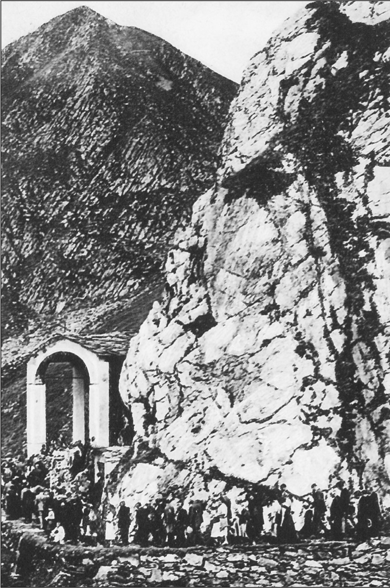Una fotografia di altri tempi, con le persone in processione ai piedi della rupe.