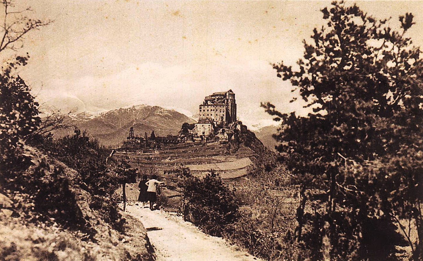 Un'immagine di altri tempi. Salendo a piedi verso la Sacra di San Michele