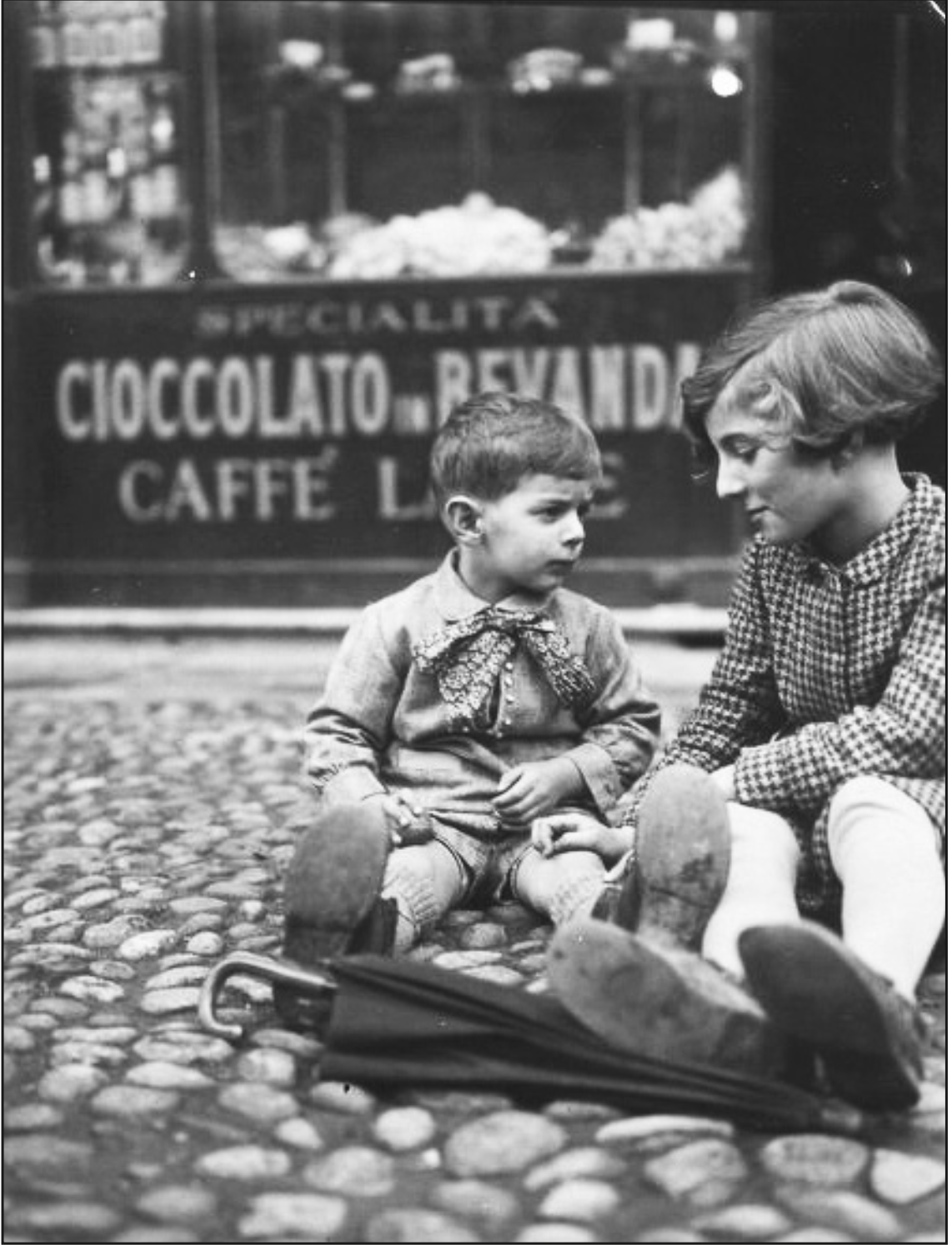Anno 1918. Gianni e Olga, figli della signora Cavalli, seduti davanti al Bicerin.